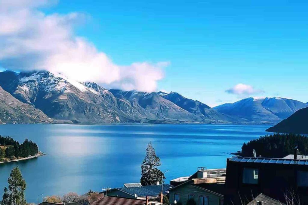 Lovely Apartment- Amazing Lake & Mountain Views Куийнстаун Екстериор снимка