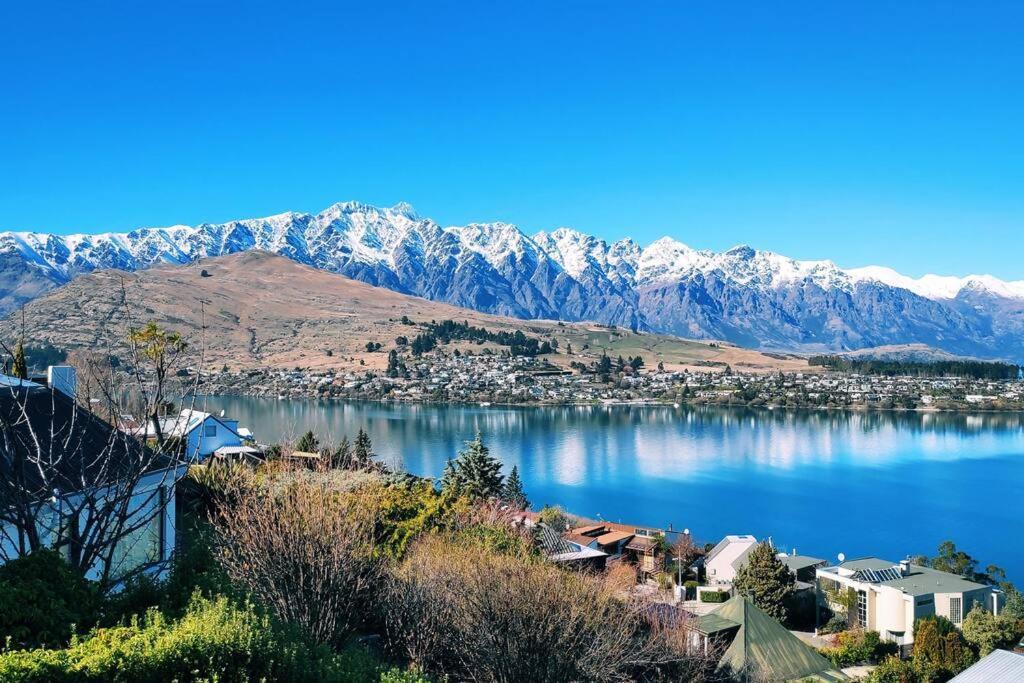 Lovely Apartment- Amazing Lake & Mountain Views Куийнстаун Екстериор снимка