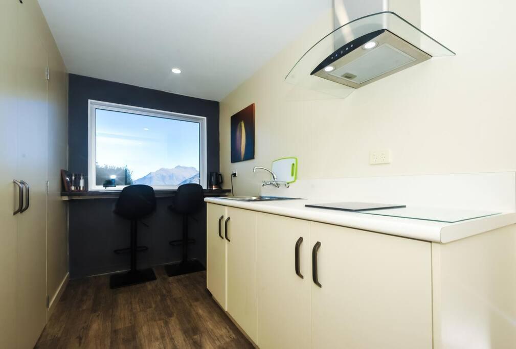 Lovely Apartment- Amazing Lake & Mountain Views Куийнстаун Екстериор снимка