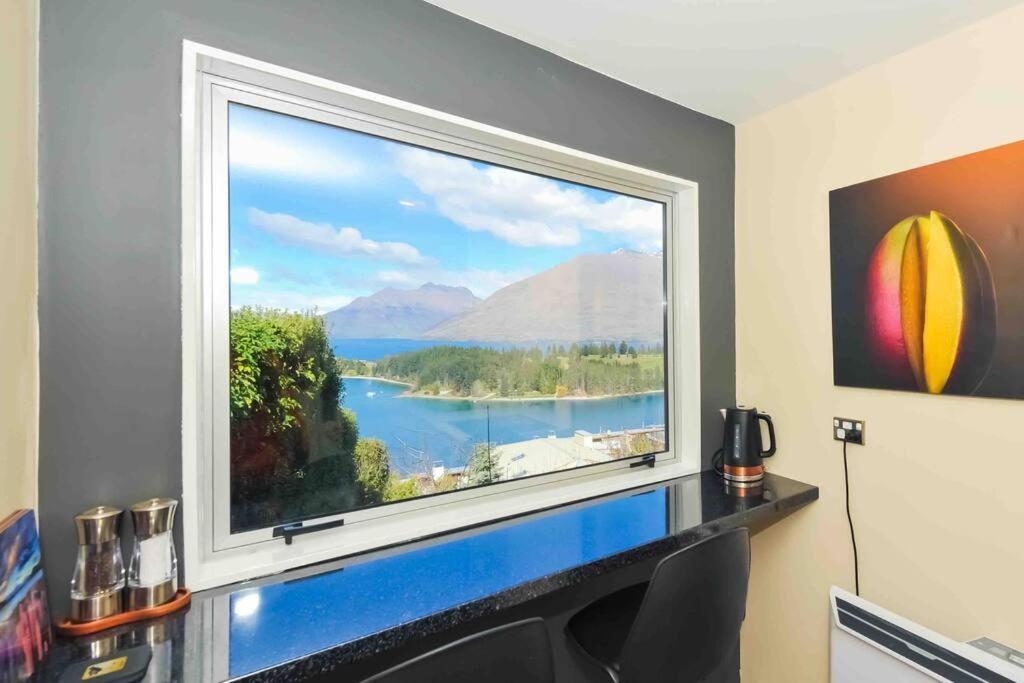 Lovely Apartment- Amazing Lake & Mountain Views Куийнстаун Екстериор снимка
